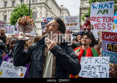 London, Großbritannien. 20 Mai 2022. Fernsehkoch Jamie Oliver vor der Downing Street bei einem Protest in Eton Mess. Um die Gesundheit von Kindern zu schützen, wollen die Demonstranten, dass die Regierung ihre Entscheidung, ein Jahr lang ein Verbot von „Buy-one-get-one-free“-Geschäften für ungesunde Lebensmittel und ein Verbot von TV-Junk-Food-Anzeigen vor einer Wendeschneidbildung im Jahr 9pm zu verschieben, rückgängig macht. Die Regierung sagt, dass die Verschiebung eine Überprüfung der Auswirkungen auf die Haushalte angesichts der Lebenshaltungskrise ermöglichen wird. Eton Mess ist ein Dessert, das darauf verweist, wo Boris Johnson, Premierminister, zur Schule ging. Kredit: Stephen Chung / Alamy Live Nachrichten Stockfoto