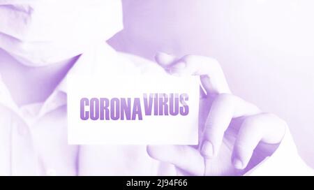 Krankenversicherungskarte mit Coronavirus, die darauf geschrieben ist. CoVid-19 Pandemiewarnquarantänekonzept. Stockfoto