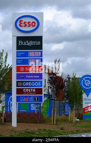 Bristol, Großbritannien. 20.. Mai 2022. Die Preise für Benzin und Diesel steigen weiterhin die Lebenshaltungskosten. Abgebildet ist die Esso-Tankstelle in der Nähe von Cribbs Causeway, Bristol. Kredit: JMF Nachrichten/Alamy Live Nachrichten Stockfoto