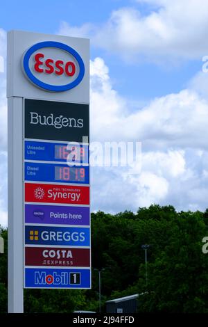 Bristol, Großbritannien. 20.. Mai 2022. Die Preise für Benzin und Diesel steigen weiterhin die Lebenshaltungskosten. Abgebildet ist die Esso-Tankstelle in der Nähe von Cribbs Causeway, Bristol. Kredit: JMF Nachrichten/Alamy Live Nachrichten Stockfoto