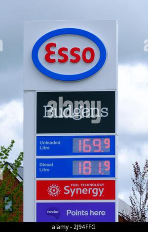 Bristol, Großbritannien. 20.. Mai 2022. Die Preise für Benzin und Diesel steigen weiterhin die Lebenshaltungskosten. Abgebildet ist die Esso-Tankstelle in der Nähe von Cribbs Causeway, Bristol. Kredit: JMF Nachrichten/Alamy Live Nachrichten Stockfoto