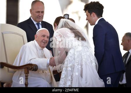 Vatikanstadt, Vatikanstadt. 11.. Mai 2022. Papst Franziskus bei einer wöchentlichen Generalaudienz auf dem Petersplatz am 11. Mai 2022 Quelle: dpa/Alamy Live News Stockfoto