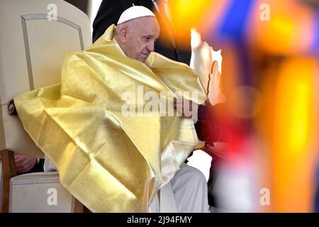 Vatikanstadt, Vatikanstadt. 11.. Mai 2022. Papst Franziskus bei einer wöchentlichen Generalaudienz auf dem Petersplatz am 11. Mai 2022 Quelle: dpa/Alamy Live News Stockfoto