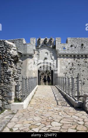 Eingang zur normannischen Burg in Monte Sant Angelo, Italien. Stockfoto