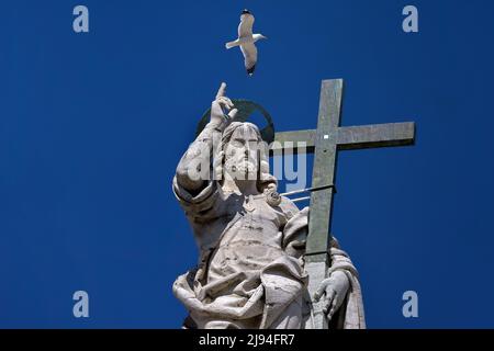 Vatikanstadt, Vatikanstadt. 11.. Mai 2022. Statue von Jesus, Petersdom im Vatikan Papst Franziskus bei einer wöchentlichen Generalaudienz am 11. Mai 2022 auf dem Petersplatz Quelle: dpa/Alamy Live News Stockfoto