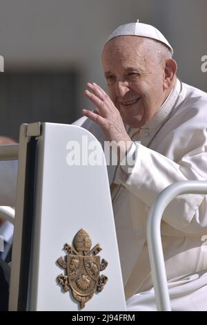 Vatikanstadt, Vatikanstadt. 11.. Mai 2022. Papst Franziskus bei einer wöchentlichen Generalaudienz auf dem Petersplatz am 11. Mai 2022 Quelle: dpa/Alamy Live News Stockfoto