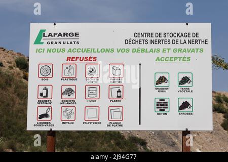 Marseille, Frankreich. 18.. Mai 2022. Hinweisschild am Eingang zu einer Fabrik der Lafarge-Gruppe. Das Pariser Berufungsgericht hat die Anklageschrift der Lafarge-Gruppe wegen "Komplizenschaft an Verbrechen gegen die Menschlichkeit" bestätigt. Die Gruppe wird verdächtigt, zwischen 2013 und 2014 mehrere Millionen Euro an terroristische Gruppen in Syrien gezahlt zu haben, um dort die Aktivität einer Zementfabrik aufrechtzuerhalten. Kredit: SOPA Images Limited/Alamy Live Nachrichten Stockfoto