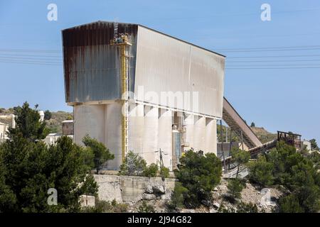 Marseille, Frankreich. 18.. Mai 2022. Gesamtansicht eines Werks der Lafarge Group in Marseille. Das Pariser Berufungsgericht hat die Anklageschrift der Lafarge-Gruppe wegen "Komplizenschaft an Verbrechen gegen die Menschlichkeit" bestätigt. Die Gruppe wird verdächtigt, zwischen 2013 und 2014 mehrere Millionen Euro an terroristische Gruppen in Syrien gezahlt zu haben, um dort die Aktivität einer Zementfabrik aufrechtzuerhalten. Kredit: SOPA Images Limited/Alamy Live Nachrichten Stockfoto