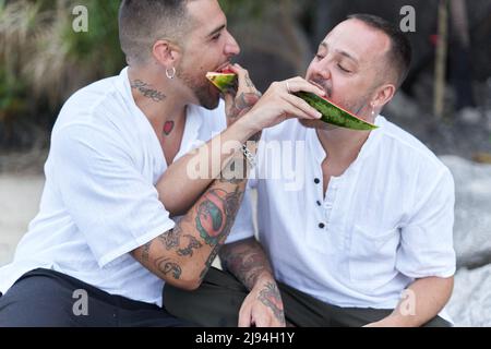 Gay paar Fütterung jeder andere mit Wassermelone im Freien Stockfoto