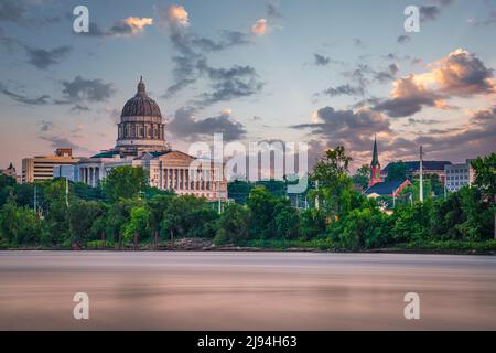 Jefferson City, Missouri, USA Blick auf die Innenstadt auf den Missouri River mit dem State Capitol in der Dämmerung. Stockfoto