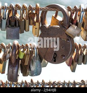 Ljubljana, Slowenien - 07.15.2021: Große, altmodische Schleuse unter den kleineren Schleusen Stockfoto