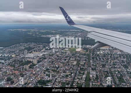 Frankfurt, Deutschland - 14.07.2021: Flügel von vielen Flugzeugen, die am Frankfurter Flughafen landen Stockfoto