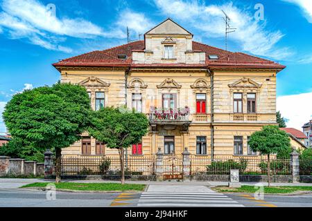 Ljubljana, Slowenien - 07.15.2021: Wohnhaus aus dem 19. Jahrhundert in Ljubljana, Slowenien Stockfoto