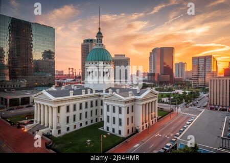 Das alte Gerichtsgebäude in der Dämmerung in der Innenstadt von St. Louis, Missouri, USA. Stockfoto