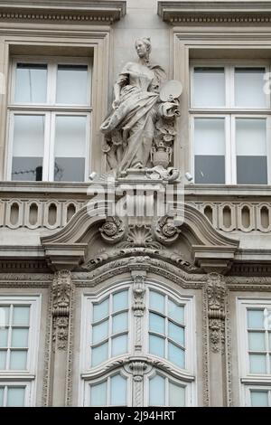 Architektonisches Detail der 144-146 New Bond Street, die 1912 für das Kunsthaus Colnaghi erbaut wurde Stockfoto