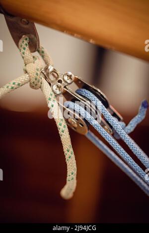 Kleine Seilrolle mit Seilen auf Holzsegelschiff. Stockfoto