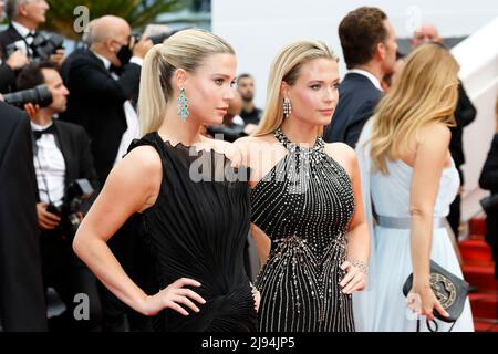 Cannes, Frankreich. 18.. Mai 2022. Lady Amelia Spencer (l.) und Lady Eliza Spencer nehmen am 18. Mai 2022 an der Premiere von „Top Gun: Maverick“ während der jährlichen Filmfestspiele von Cannes 75. im Palais des Festivals in Cannes, Frankreich, Teil. Kredit: dpa/Alamy Live Nachrichten Stockfoto