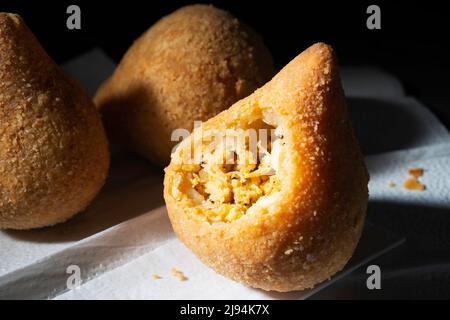 Hühnerknödel, Coxinhas, beliebter brasilianischer Snack Stockfoto