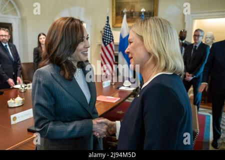 Washington, Vereinigte Staaten Von Amerika. 19.. Mai 2022. Washington, Vereinigte Staaten von Amerika. 19. Mai 2022. US-Vizepräsidentin Kamala Harris, links, begrüßt die schwedische Premierministerin Magdalena Andersson vor dem Beginn eines trilateralen Treffens im Kabinettsaal des Weißen Hauses, 19. Mai 2022 in Washington, DC Quelle: Lawrence Jackson/White House Foto/Alamy Live News Stockfoto