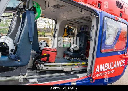 Innenansicht eines Devon Air Ambulance Helicopter mit Helmen und Ausrüstung, die von Emergency para Medics und Ärzten verwendet werden. Stockfoto