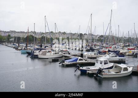 Ein Blick auf Bangor Marina nach der Ankündigung, dass Bangor in Nordirland den Status einer Stadt erhielt, um das Platin-Jubiläum der Königin zu feiern. Bangor ist einer von acht Plätzen in ganz Großbritannien und darüber hinaus, die in einem Wettbewerb um die Auszeichnung der Bürger triumphiert haben. Bilddatum: Freitag, 20. Mai 2022. Stockfoto