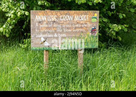 Weniger mähen, mehr wachsen Zeichen - langes Gras bietet Schutz für Tiere Tierwelt, Oxfordshire, England, Großbritannien Stockfoto