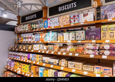 Ausstellung von Keksen zum Verkauf im Farm Shop im Millets Farm Center, Oxfordshire, England, Großbritannien Stockfoto