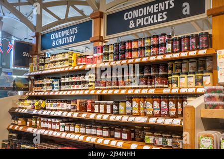 Ausstellung von Gewürzen und Gurken zum Verkauf im Farm Shop im Millets Farm Center, Oxfordshire, England, Großbritannien Stockfoto