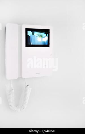 Konzept der Hausautomation smart modernen Luxus wohlhabenden Hause. An einer weißen Wand befindet sich eine Videosprechanlage mit Straßenansicht oder Sprachkommunikation über das Türtelefon Stockfoto