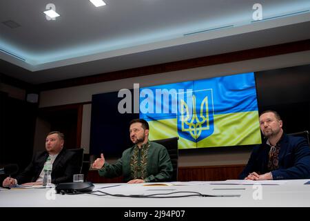 Kiew, Ukraine. 19.. Mai 2022. Der ukrainische Präsident Wolodymyr Zelenskyy, Zentrum, und der Minister für Bildung und Wissenschaft Serhiy Shkarlet sprechen mit ukrainischen Studenten und Rektoren per Fernkonferenz am 19. Mai 2022 in Kiew, Ukraine. Quelle: Ukrainische Präsidentschaft/Ukrainische Präsidentschaft/Alamy Live News Stockfoto