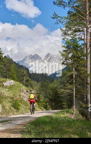 Aktive Seniorin mit Elektro-Mountainbike im Zugspitz bei Ehrwald in Tirol, Österreich Stockfoto