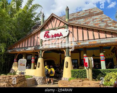 Orlando, FL USA - 11. November 2021: Der Eingang zum Chick Fil, Einem Restaurant in Busch Gardens in Tampa, Florids. Stockfoto