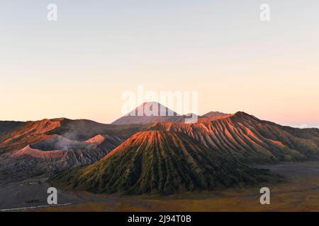 Sonnenstrahlen treffen auf den Gipfel des Berges. Bromo Nationalpark. Indonesien. Stockfoto