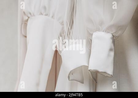 Ärmel aus weißem Chiffon, halbgenäht, mit Nadeln, Nahaufnahme Stockfoto
