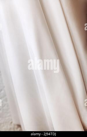 Weiße Hochzeit Chiffon halbgenähte Kleider close-up, Stoff Textur mit Wellen. Stockfoto