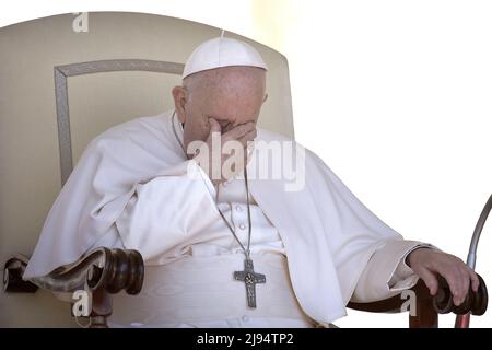 Vatikanstadt, Vatikanstadt. 11.. Mai 2022. Papst Franziskus bei einer wöchentlichen Generalaudienz auf dem Petersplatz am 11. Mai 2022 Quelle: dpa/Alamy Live News Stockfoto