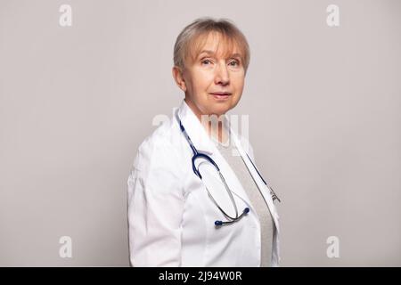 Porträt einer älteren Krankenschwester oder Ärztin im mittleren Alter Stockfoto