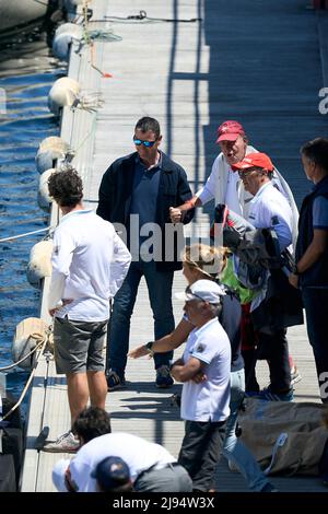 Sansenxo. Spanien. 20220520, König Juan Carlos von Spanien nimmt an der dritten Serie des spanischen 6 Meter Cup Day 1 im Sanxenxo Royal Yacht Club am 20. Mai 2022 in Sansenxo, Spanien Teil nach fast zwei Jahren Exil in den Vereinigten Arabischen Emiraten nach einer Reihe von Finanzskandalen, Spaniens ehemaliger König macht seine erste Reise zurück nach Spanien, zu einem kurzen Besuch, der weit verbreitete Kritik ausgelöst hat. Stockfoto