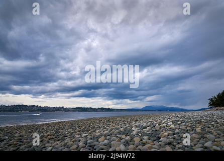 Discovery Passage Storm Campbell River. Blick über die Discovery Passage zum Campbell River auf Vancouver Island, British Columbia, Kanada. Stockfoto