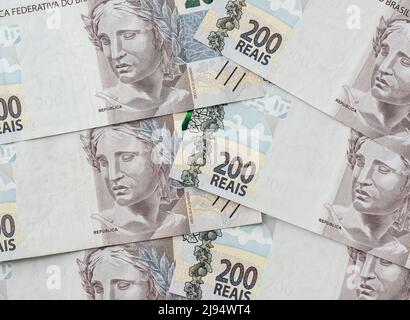 Eine Gruppe von zweihundert brasilianischen echten Scheinen spreizte sich. Stockfoto
