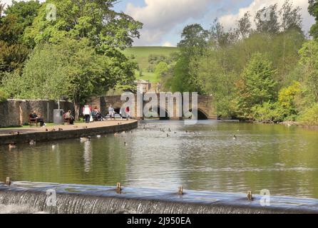 Blick über die Dalen im Derbyshire Peak District in England mit saftig grünen Feldern in der Ferne Stockfoto