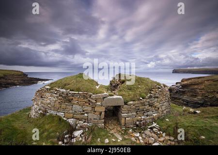 Der Broch of Borwick, ein eisenzeitliches Wohnhaus, Westküste des Festlandes, Orkney Isles Stockfoto