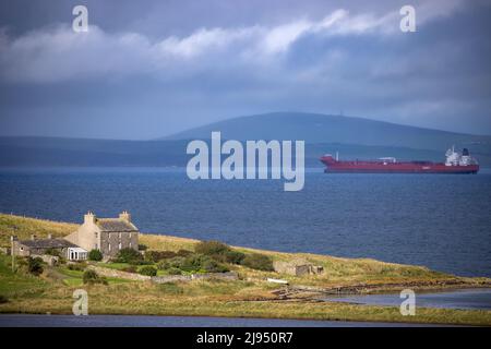 Ein Tanker in Scapa Flow vor Hoxa, South Ronaldsay, Orkney Isles, Schottland, Großbritannien Stockfoto