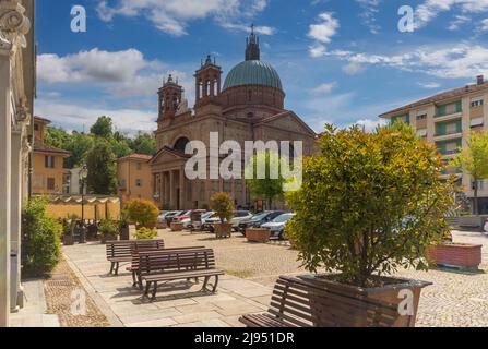 Dogliani, Langhe, Piemont, Italien - 17. Mai 2022: Platz San Paolo mit der Kirche San Quirico e Paolo Stockfoto