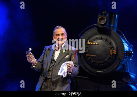 Henry Goodman (Hercule Poirot) in MURDER ON THE ORIENT EXPRESS von Agatha Christie im Chichester Festival Theatre, West Sussex, England 20/05/2022 für die Bühne adaptiert von Ken Ludwig Design: Robert Jones Beleuchtung: Mark Richardson Regie: Jonathan Church Stockfoto