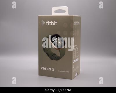 Mai 2022, UK: Fitbit Versa 3 Olive Green Retail Packaging Box auf grauem Hintergrund Stockfoto