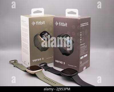 Mai 2022, UK: Fitbit Versa 3 Olive Green and Black Retail Packaging. 2 fitbits hinlegen Stockfoto