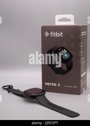 Mai 2022, UK: Fitbit Versa 3 Schwarzes Fitnessband und Retail Box. Fitbit legt sich hin. Stockfoto