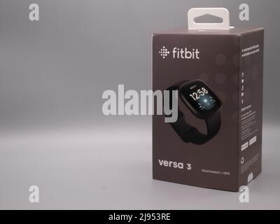 Mai 2022, UK: Fitbit Versa 3 Box auf weißem Hintergrund mit Platz für Text-Overlay. Leerer Raum für Text. Stockfoto