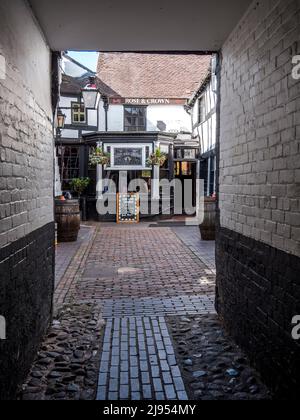 Farbenfrohe Straßenszenen im Rose and Crown Pub, Teil der historischen Gebäude aus dem 15.. Jahrhundert von Ludlow Stockfoto